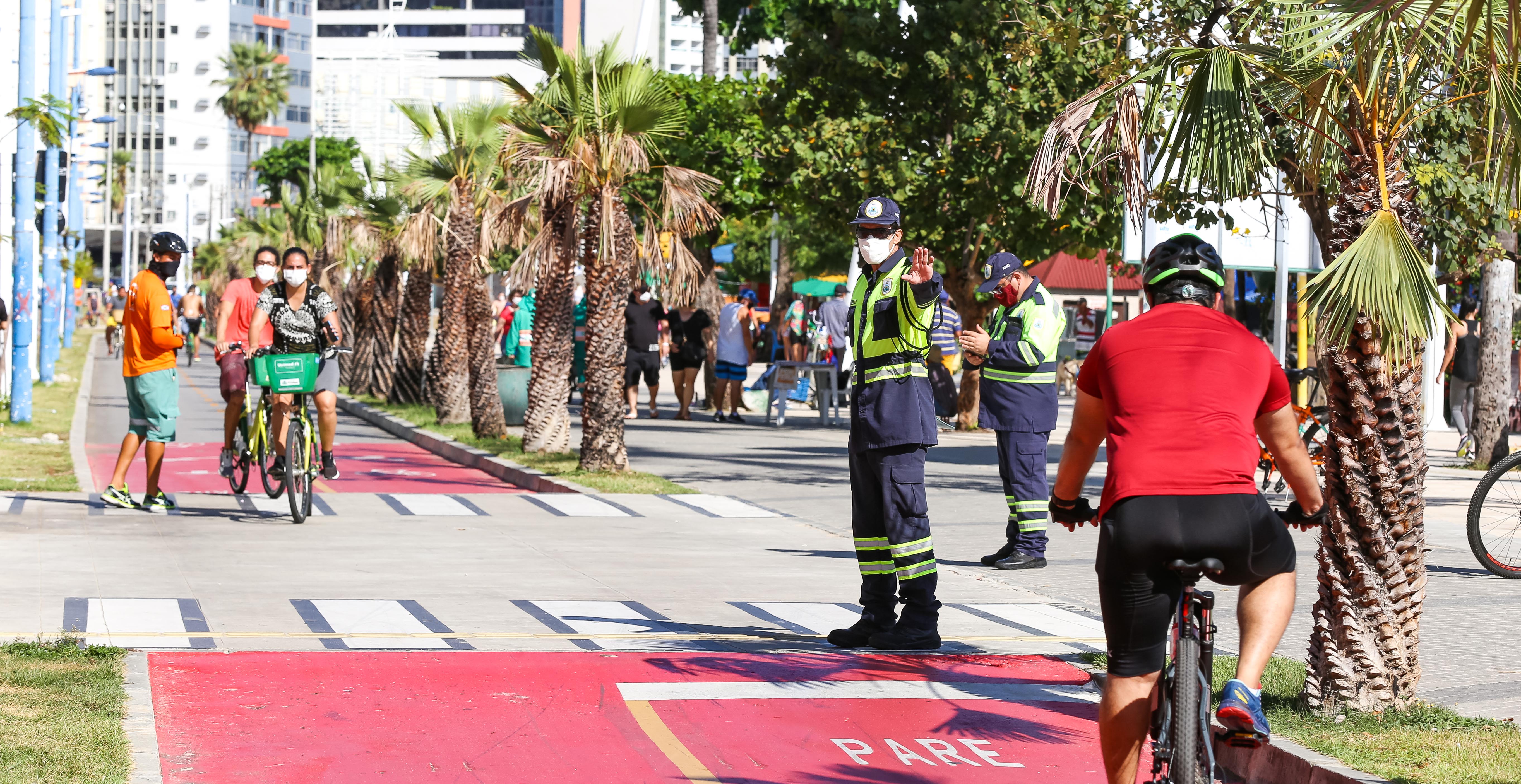 agentes da amc, pedestrer e ciclistas na avenida beira-mar